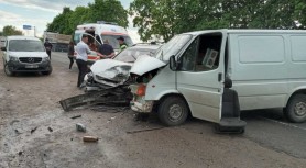 FOTO // Trei persoane au ajuns în stare gravă la spital după un accident la Bălți